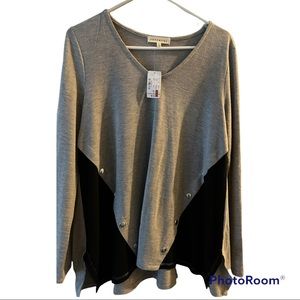 Beautiful long sleeve t-shirt. It looks great with a pair of black leggings!